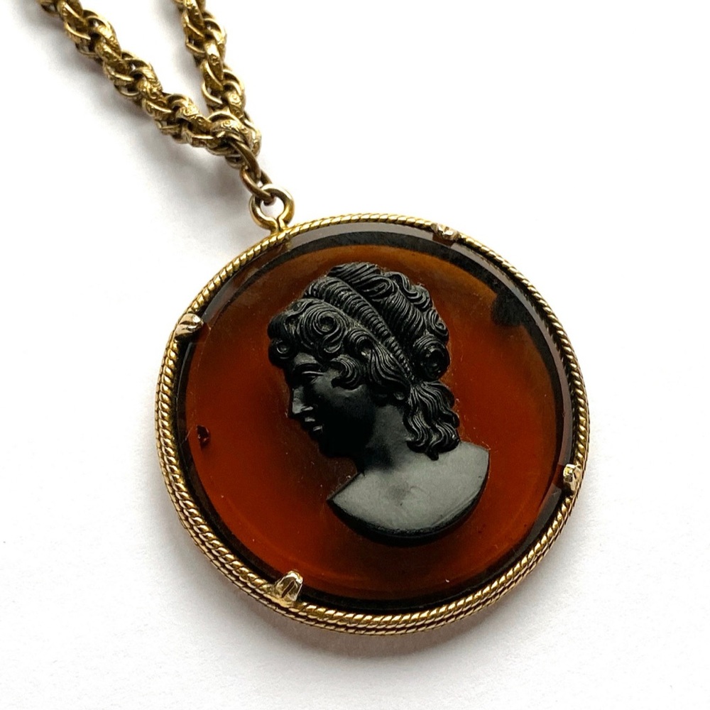 Vintage Accessocraft Glass Cameo Pendant Necklace